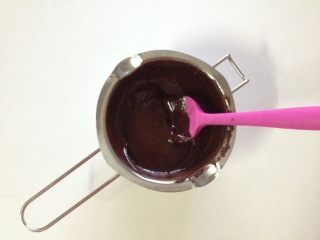 巧克力布朗尼派,黑巧克力隔水溶化加入黄油搅拌均匀，混合成巧克力液