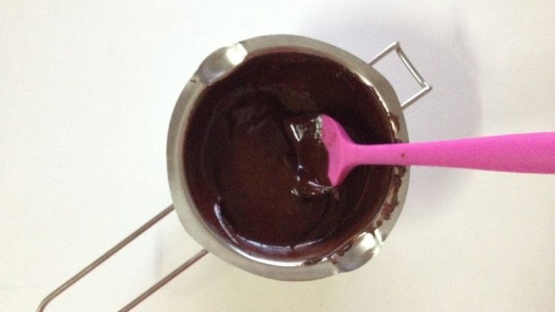 巧克力布朗尼派,黑巧克力隔水溶化加入黄油搅拌均匀，混合成巧克力液