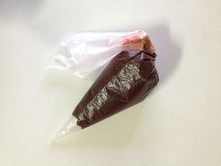 巧克力布朗尼派,将巧克力液装入裱花袋，挤在放凉的成品表面作装饰