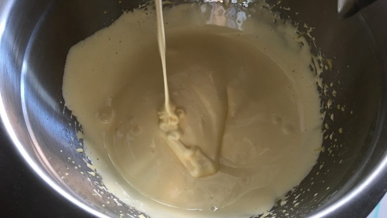 可可海绵蛋糕（4寸爱心）,打发至蛋黄膨胀，蛋液如缎带状态流动，打发完毕