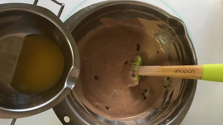 可可海绵蛋糕（4寸爱心）,加入融化的黄油液快速拌均匀