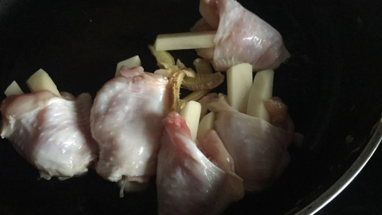 网红土豆酿鸡翅,热锅倒油，下入鸡翅用小火煎（晚上做的光线不太好）