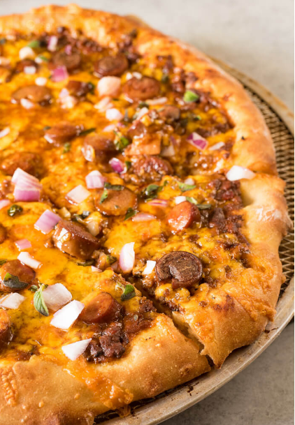 车打芝士披萨【披萨的做法】,放入烤箱烤13-15分钟，直到披萨上色。