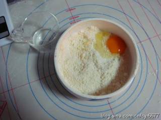 奶香南瓜派 ,将低粉、细砂糖、盐和软化的黄油用手搓成粗玉米粒状，然后加入一个蛋黄