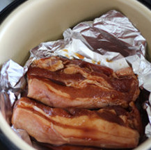 焗蜜汁叉烧肉,奔腾压力锅中，放入锡纸（没有也可以），加入猪肉和腌肉的汁