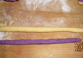 双薯琉璃芋圆 ,从揉好的紫薯团和红薯团中，取适量的面团搓成两根长条