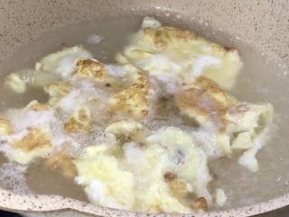 青菜鸡蛋肉丝汤面,放入适量清水，拌匀煮沸
