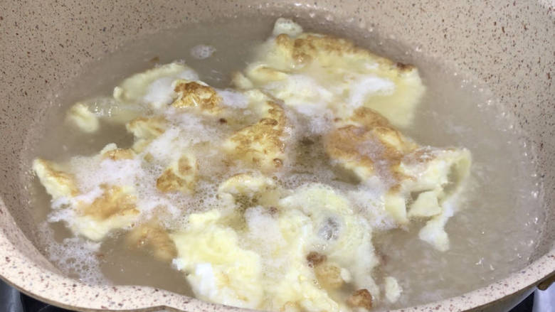 青菜鸡蛋肉丝汤面,放入适量清水，拌匀煮沸