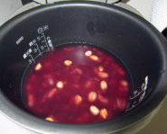 蜜汁南瓜杂粮饭,所有米豆连同泡米豆的水一起放进电饭锅，再加入适量清水，水和米豆的比例大约是1：1；用煮饭程序焖熟