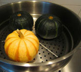 蜜汁南瓜杂粮饭,盖上切下来的南瓜，放进蒸锅，大火上汽后蒸大约15分钟至南瓜熟透