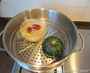 蜜汁银耳南瓜盅,放入沸腾上汽的蒸锅，加盖大火蒸10分钟，至南瓜熟透