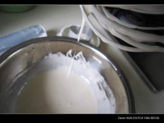 百里香南瓜疙瘩汤 ,面粉加水用手动打蛋器调匀