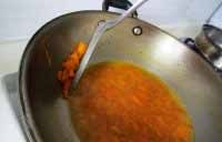 百里香南瓜疙瘩汤 ,用锅铲把南瓜推到锅边把南瓜压碎后，继续熬煮至浓稠