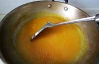 百里香南瓜疙瘩汤 ,再次加入少许清水，等水开后，倒入之前准备好的面糊，并且用锅铲顺时针搅动