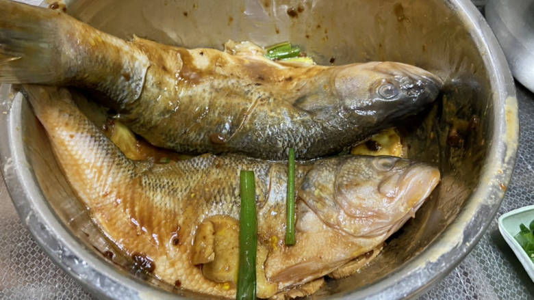 黄豆酱蒸鲈鱼,再次抓拌均匀，即可上锅蒸。加入花生油可以增加鱼肉香味，也可锁住鱼肉水分
