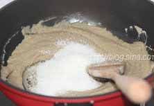 栗子果泥,将全部量的幼砂糖倒入锅中，中火熬煮至幼砂糖溶化