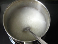 栗子粥,锅里烧开水，水开后倒入大米，