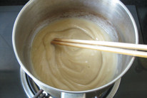 栗子香酥饼 ,倒入小锅里，加一小匙黄油和适量的冰糖，