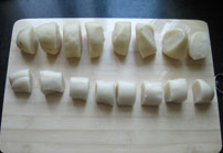 栗子香酥饼 ,分别搓成条，切成8等分