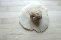 栗子香酥饼 ,将面团擀成圆形，包入栗子馅
