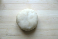 栗子香酥饼 ,按成小饼形状，入烤箱180度烤25分钟左右即可
