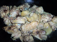 飘香栗子鸡 ,锅中放入少量的油，爆香八角下入鸡块煸炒至微黄。倒出多余的油脂