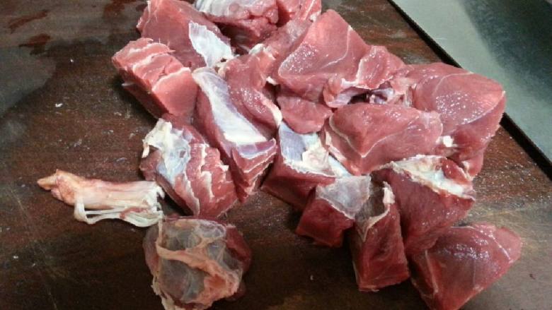 白萝卜炖牛肉,先将牛肉洗净，切块。