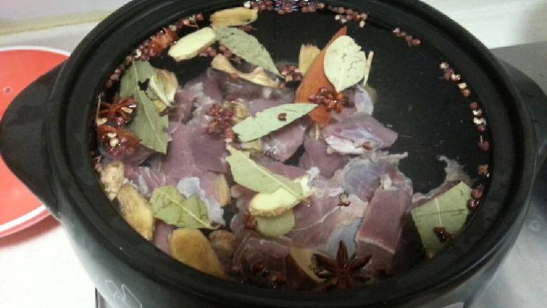 白萝卜炖牛肉,把再次清洗干净的牛肉，香料一起放入沙锅中，并开火！