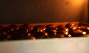 枫糖烤栗子,把栗子放在预热的烤箱中层，200°C烤20分钟