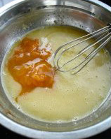 柿子蛋糕 ,加入柿子糊，继续搅拌均匀成液体状