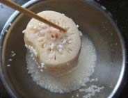 桂花糯米藕,将糯米塞进莲藕的孔中，可以借助筷子或竹签，塞满即可，不可太紧实，煮过后米还会膨胀