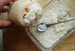 蜜汁糖藕 ,将浸泡后的糯米用筷子帮忙捅进藕的孔洞里然后淋清水，让米沉下去，直至灌满糯米