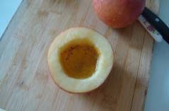 蜂蜜桂花苹果 ,将桂花糖浆倒入苹果中心，盖上盖，用牙签插牢