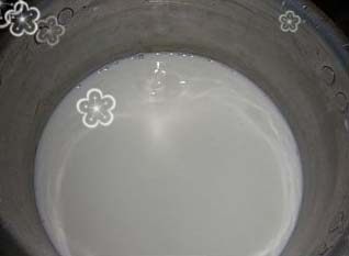 椰汁桂花糕,牛奶加糖放入锅内小火煮至糖溶化，放一边放凉备用。