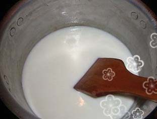 椰汁桂花糕,待凉后放入椰浆和淡奶油，搅拌均匀。