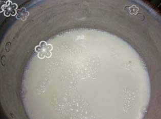 椰汁桂花糕,20克鱼胶粉加入适量的水隔水座溶，倒进搅拌好的椰汁牛奶液里，搅拌均匀