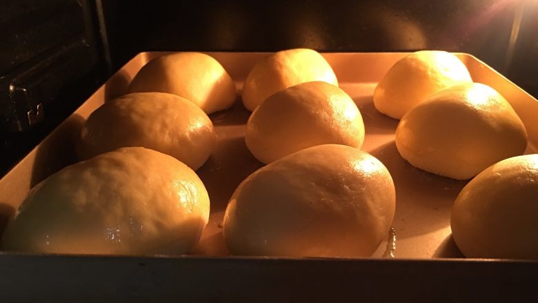 乳酪火腿面包,送入事先预热好的烤箱中层，上下火180度，25分钟（上色之后加盖锡纸）。