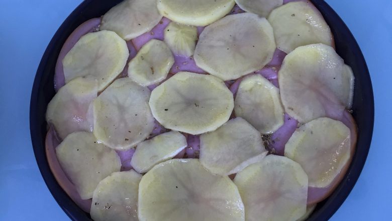 火腿芝士烤土豆片,再铺上一层土豆片。