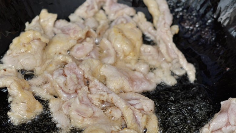 口菇炒肉片,热锅冷油将肉片滑熟盛出。