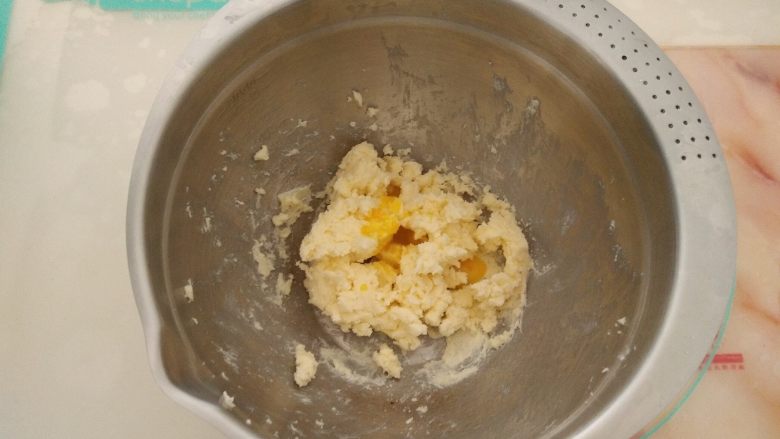酸奶芝士派,加入全蛋液继续打发均匀。