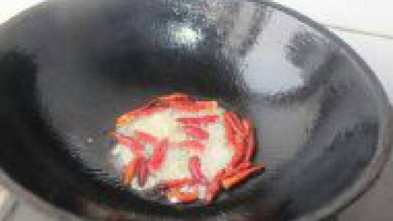 酸辣大白菜,3把锅里的油烧热，放入辣椒（花椒）一起炸。