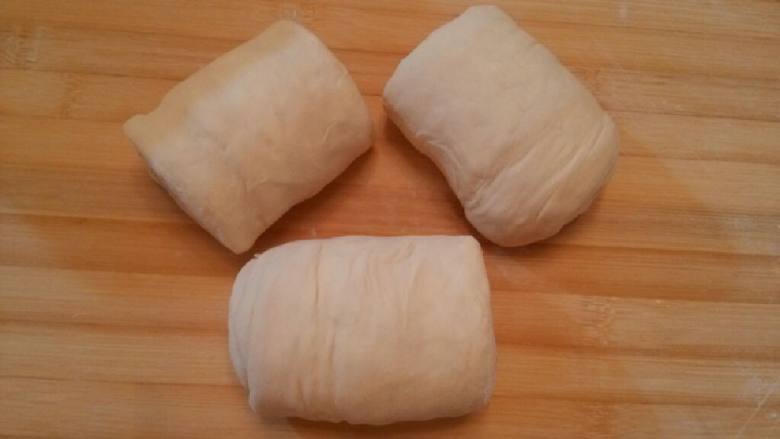 培根丹麦面包-KT,将面团切成三段，放入面包机内烘烤60分钟。