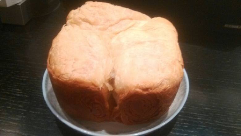 培根丹麦面包-KT,在烘培最后十分钟时，在面包表面涂黄油。