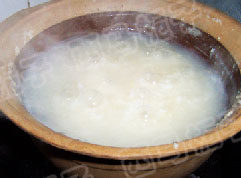 南瓜山药二米粥,转小火焖煮20分钟至粥汁粘稠