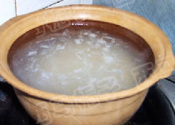 南瓜山药二米粥,锅中放水烧开，加入大米和小米，再烧开