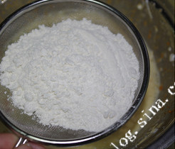 木糖醇南瓜戚风,加入牛奶和低筋面粉搅拌均匀
