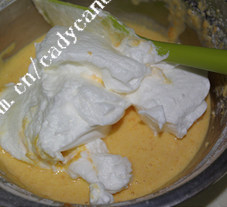 木糖醇南瓜戚风,将打发的蛋白取一部分加入的蛋黄中，用刮刀拌均匀，再加入剩下的蛋白，拌匀