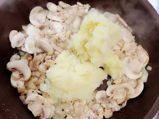 蘑菇鸡肉浓汤,加入土豆泥。