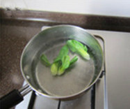 清炖狮子头,小油菜心洗净，入加入少许盐的沸水中汆烫至熟