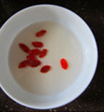 清炖狮子头,再准备几粒<a style='color:red;display:inline-block;' href='/shicai/ 142822'>枸杞子</a>，洗净，用开水烫过